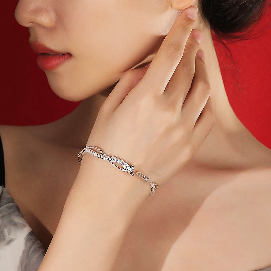 Accessorizing a Silver Dress: Elegant Tips for a Stylish Look