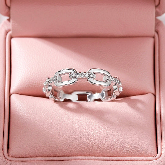 Interlocking Chain Link Pavé Band | Women&