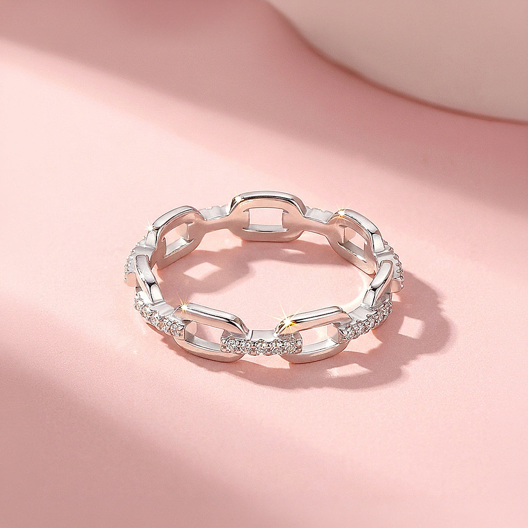Interlocking Chain Link Pavé Band | Women&