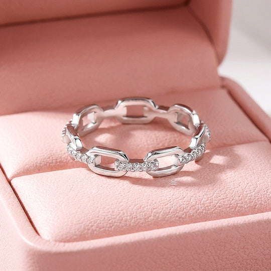 Interlocking Chain Link Pavé Band | Women&