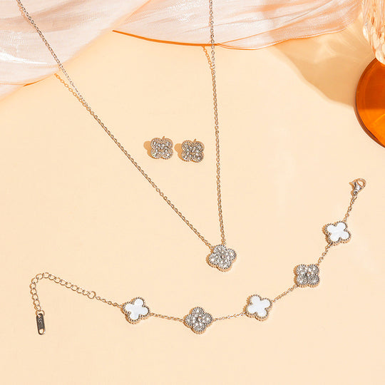 Clover Motif Pendant Necklace | Gold | Luxe4433 - Luxe Necklace | Singapore Jewellery, Wedding Rings &amp; Gifts | Same Day Delivery | Tiara.com.sg