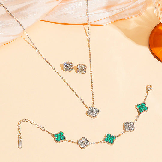 Clover Motif Pendant Necklace | Gold | Luxe4433 - Luxe Necklace | Singapore Jewellery, Wedding Rings &amp; Gifts | Same Day Delivery | Tiara.com.sg