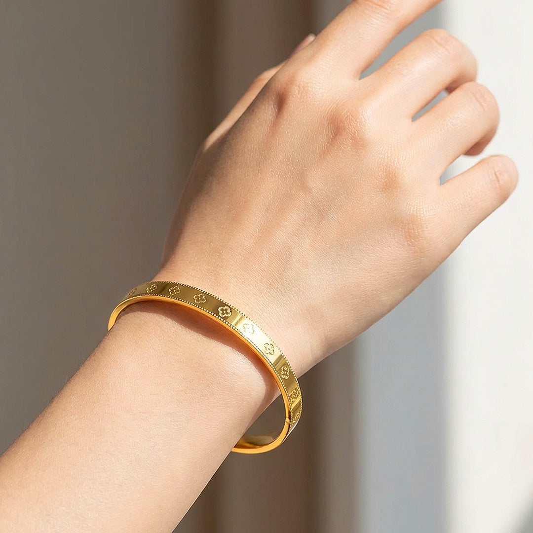 Clover Motif Gold Bangle Bracelet | Luxe6547 - bangle | Singapore Jewellery, Wedding Rings &amp; Gifts | Same Day Delivery | Tiara.com.sg