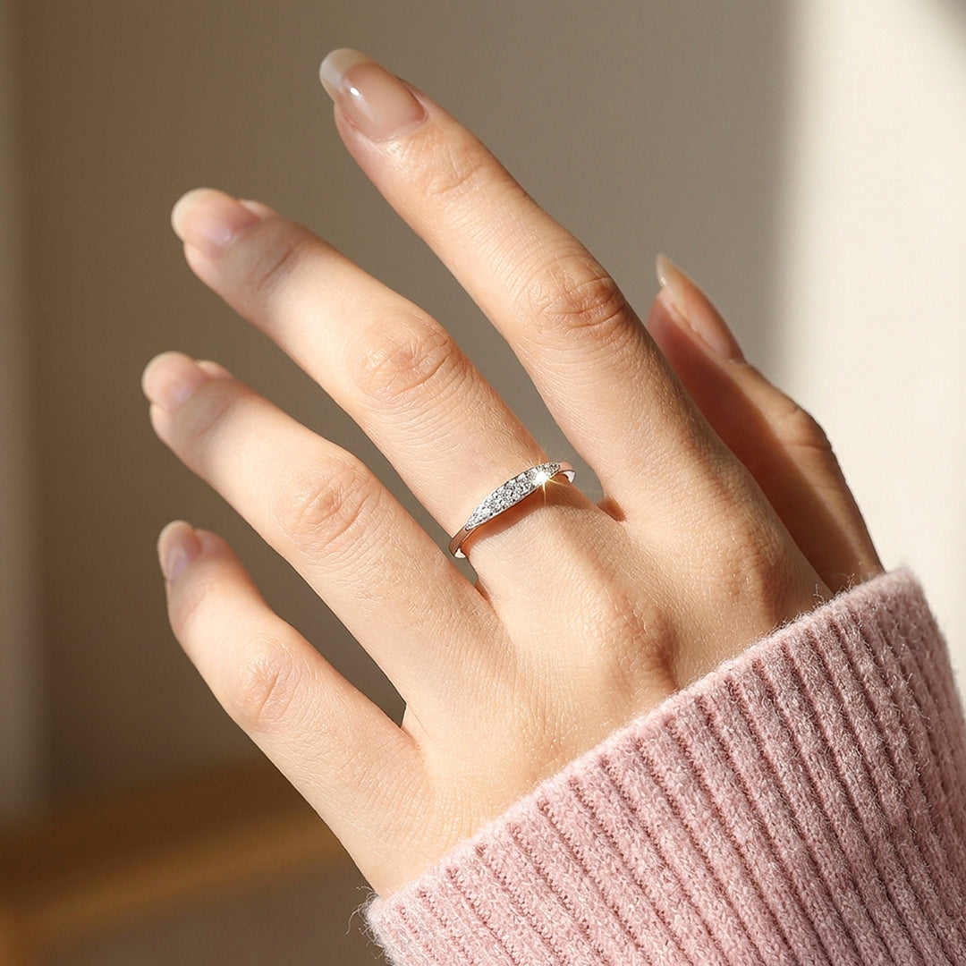 Pavé Curved Bar Moissanite Silver Women Ring | Prm5037