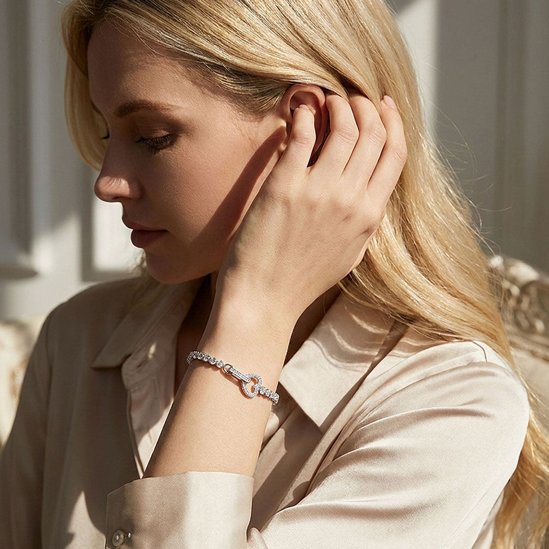 Round Bezel Heart Clasp Women Ring | Prm9172